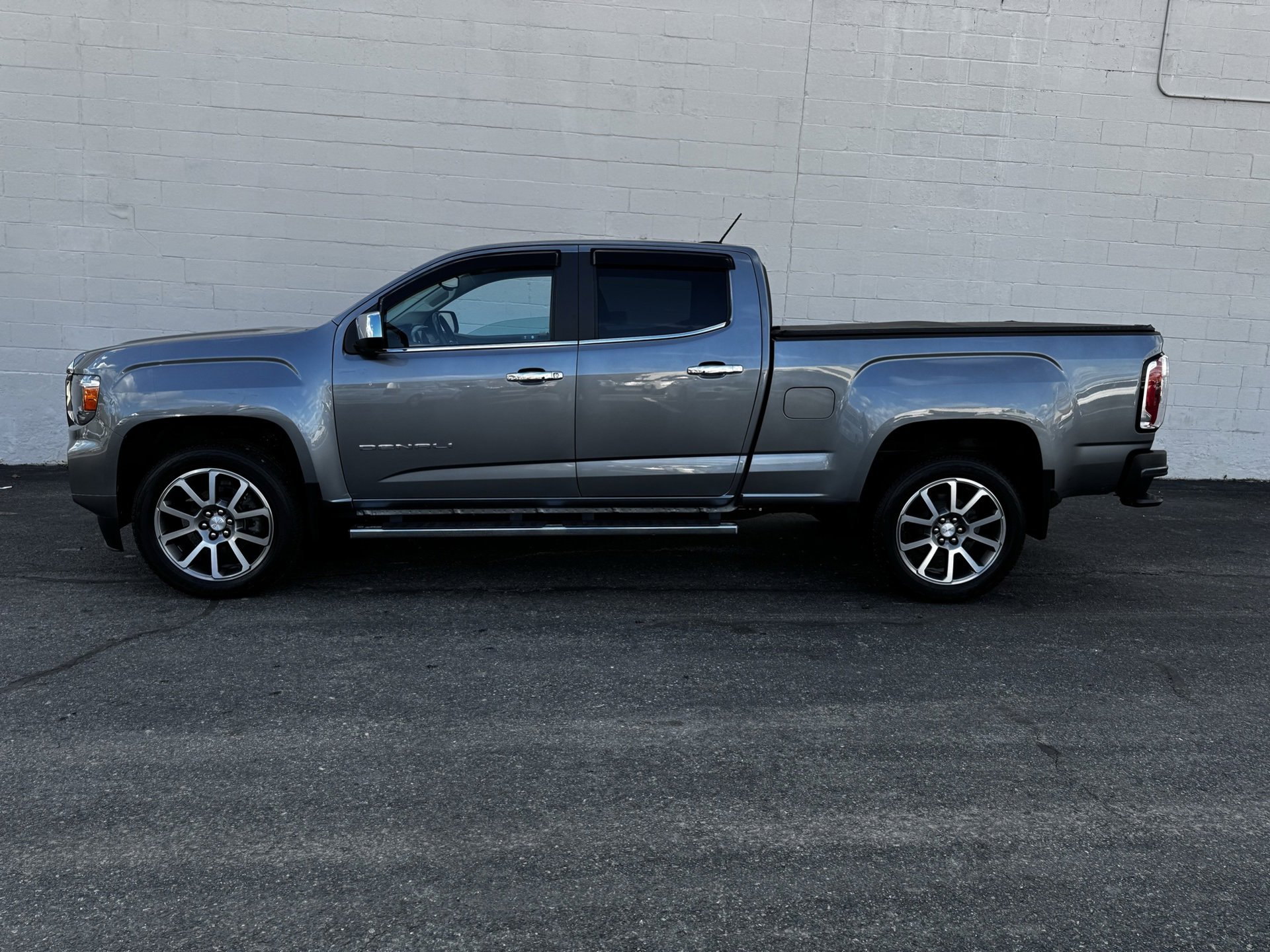 Used 2022 GMC Canyon Denali image 2