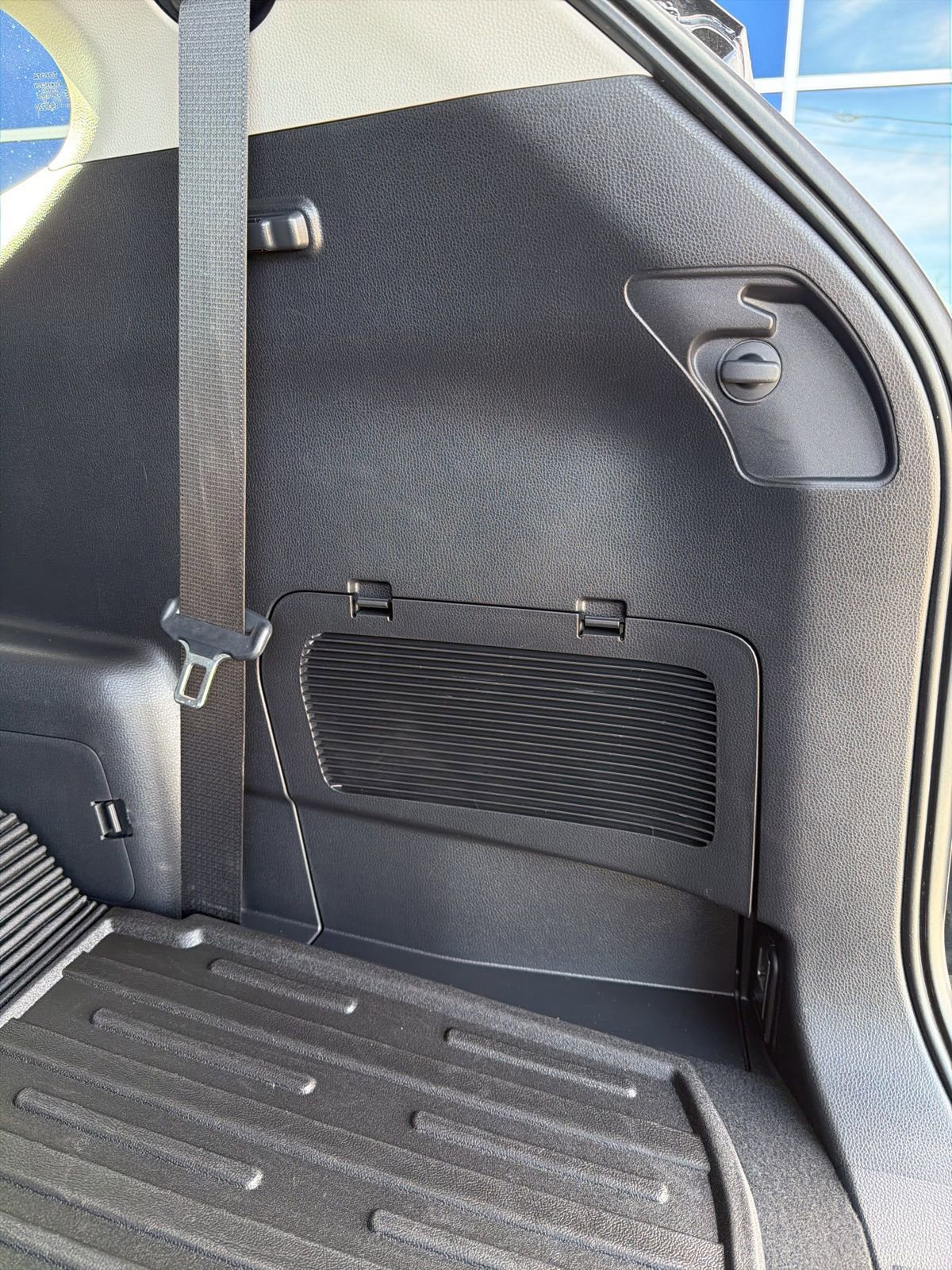 Used 2024 Toyota Highlander LE image 29