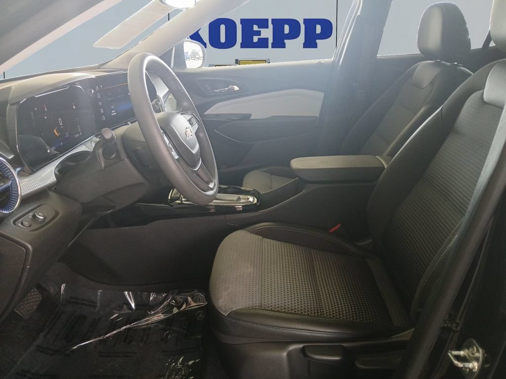 Used 2025 Chevrolet Trax LT FWD image 10