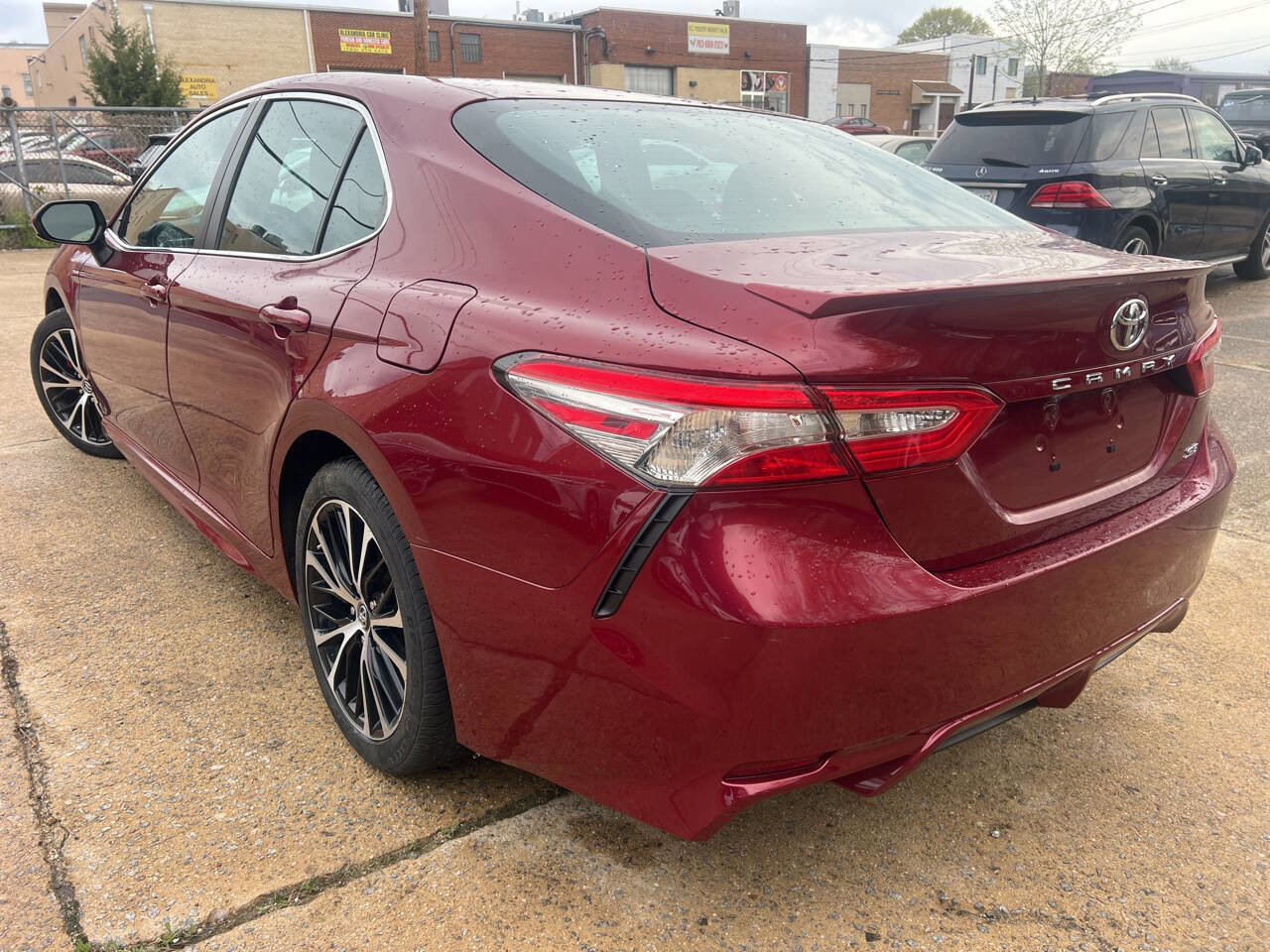 Used 2018 Toyota Camry SE w/ Moonroof Package image 11