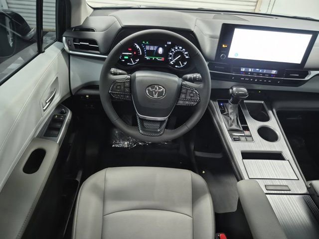 Used 2026 Toyota Sienna XLE image 13