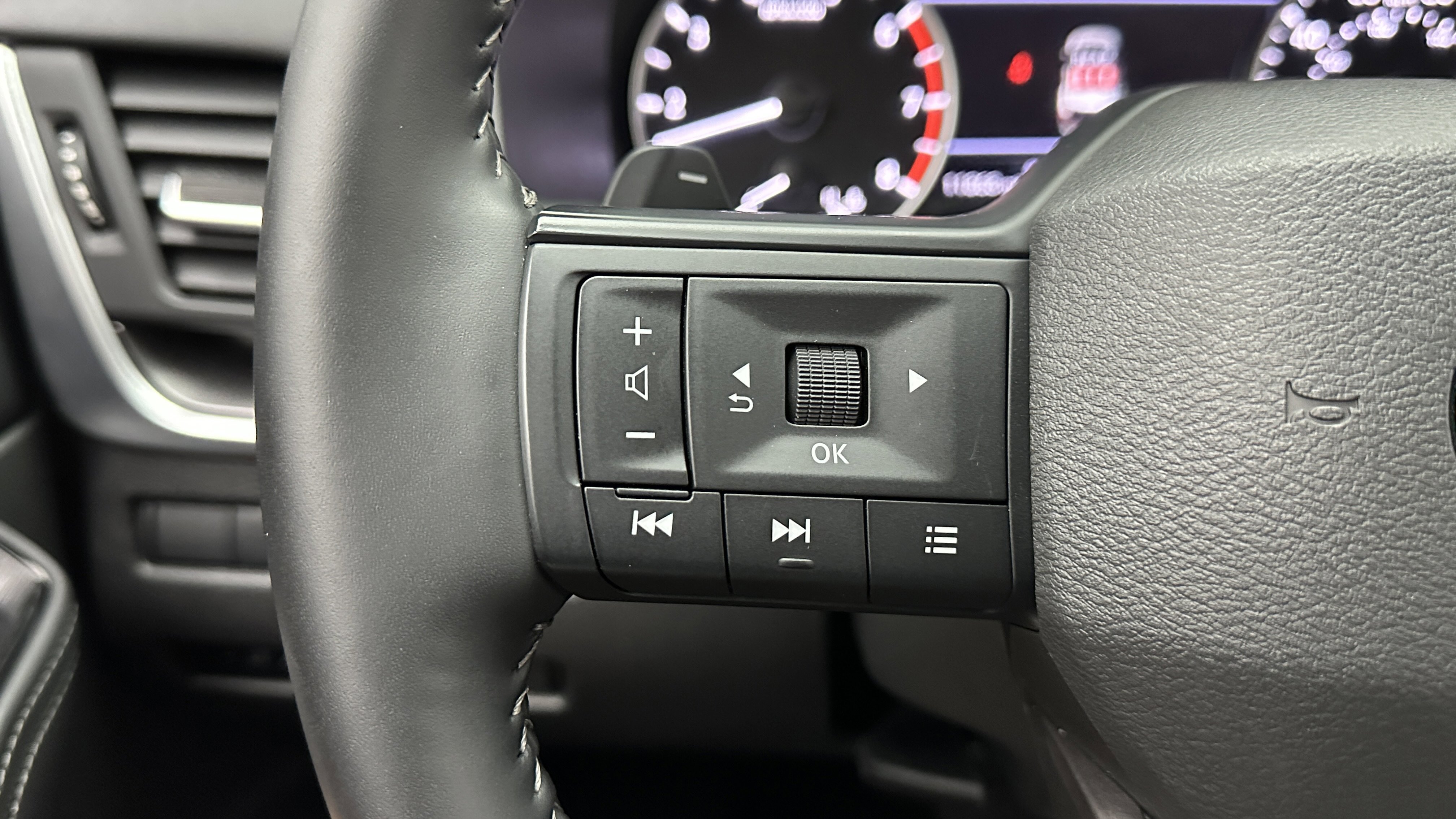 Used 2025 Nissan Rogue SV image 21