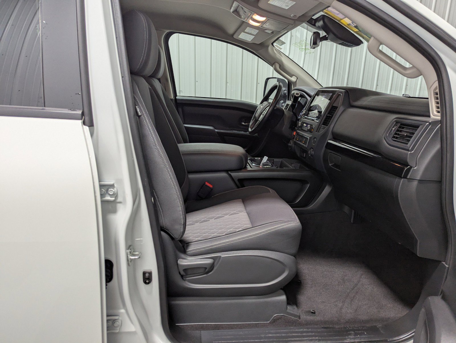 Used 2024 Nissan Titan SV w/ SV Convenience Package image 27