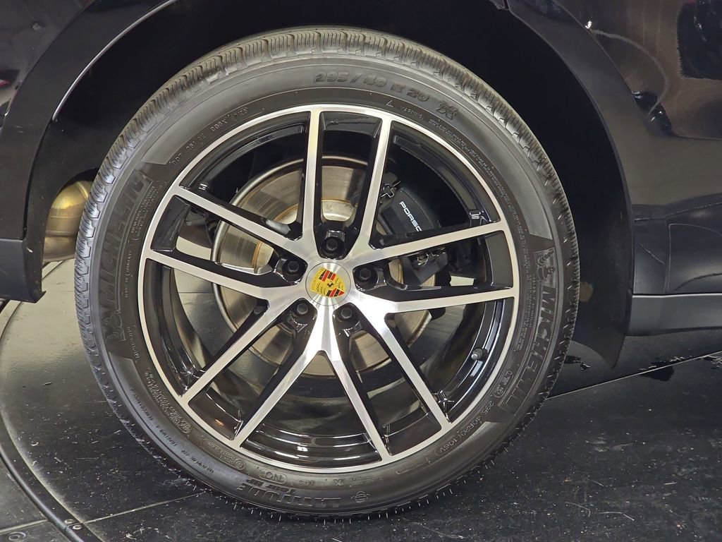 Certified 2025 Porsche Macan AWD/4WD image 29
