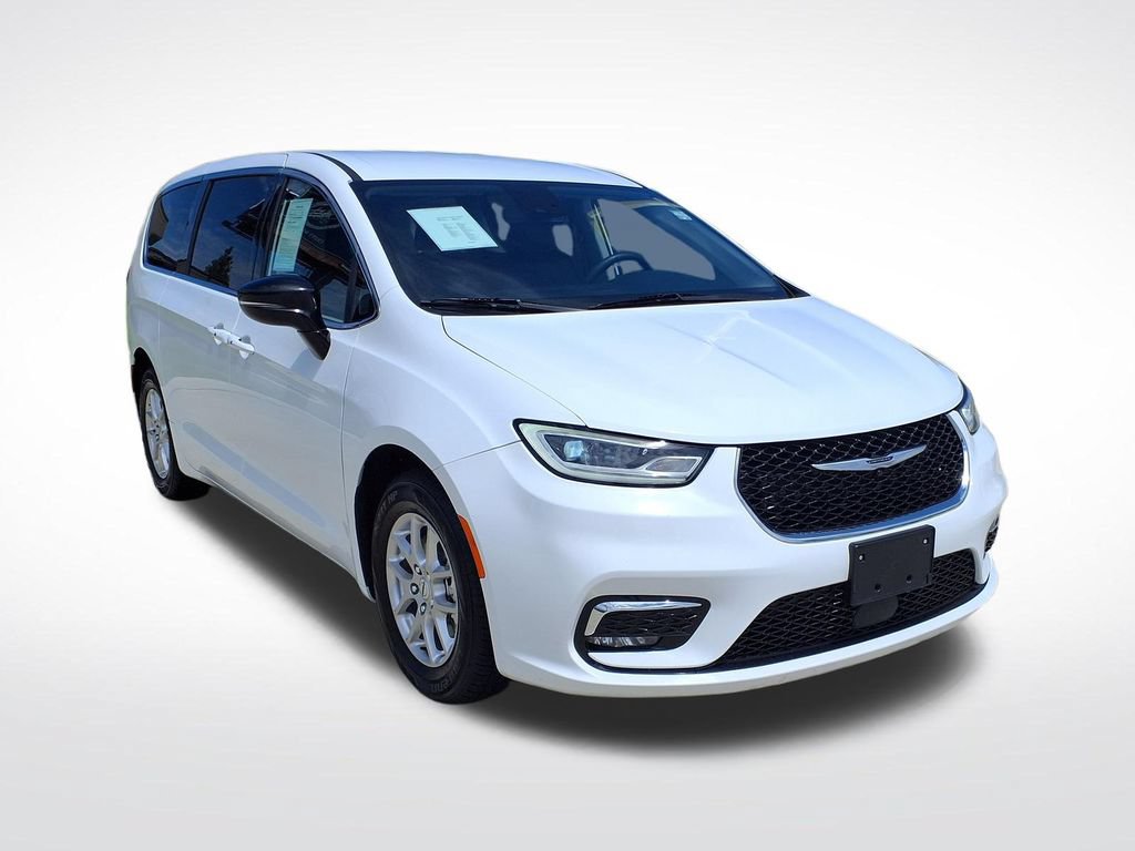Used 2024 Chrysler Pacifica Touring-L FWD image 3