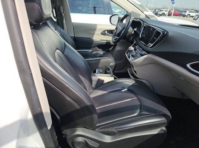 Used 2023 Chrysler Pacifica Touring-L image 8