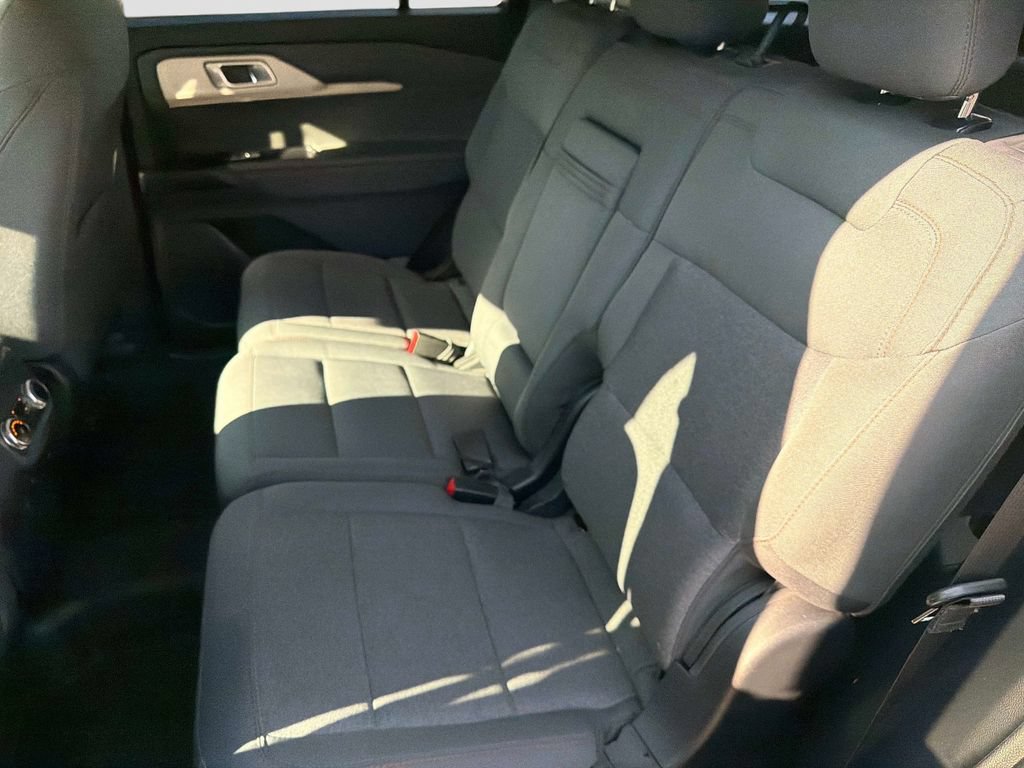 Used 2025 Ford Explorer Active AWD/4WD image 14