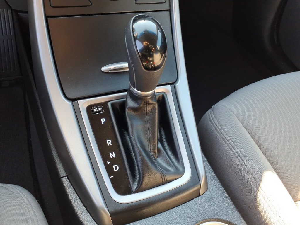 Used 2015 Hyundai Elantra SE w/ Option Group 02 FWD image 9