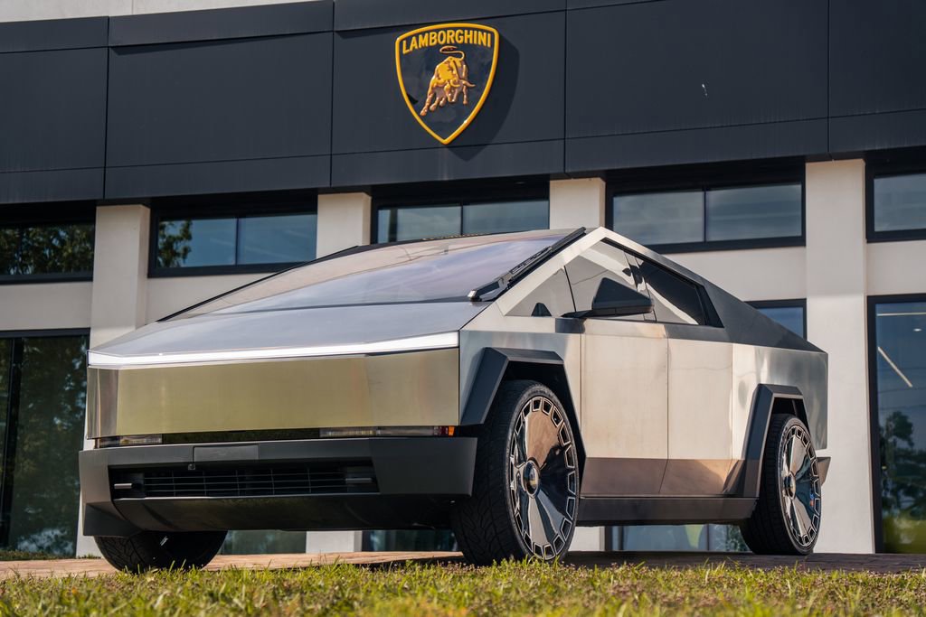 Used 2024 Tesla Cybertruck AWD Crew Cab image 1