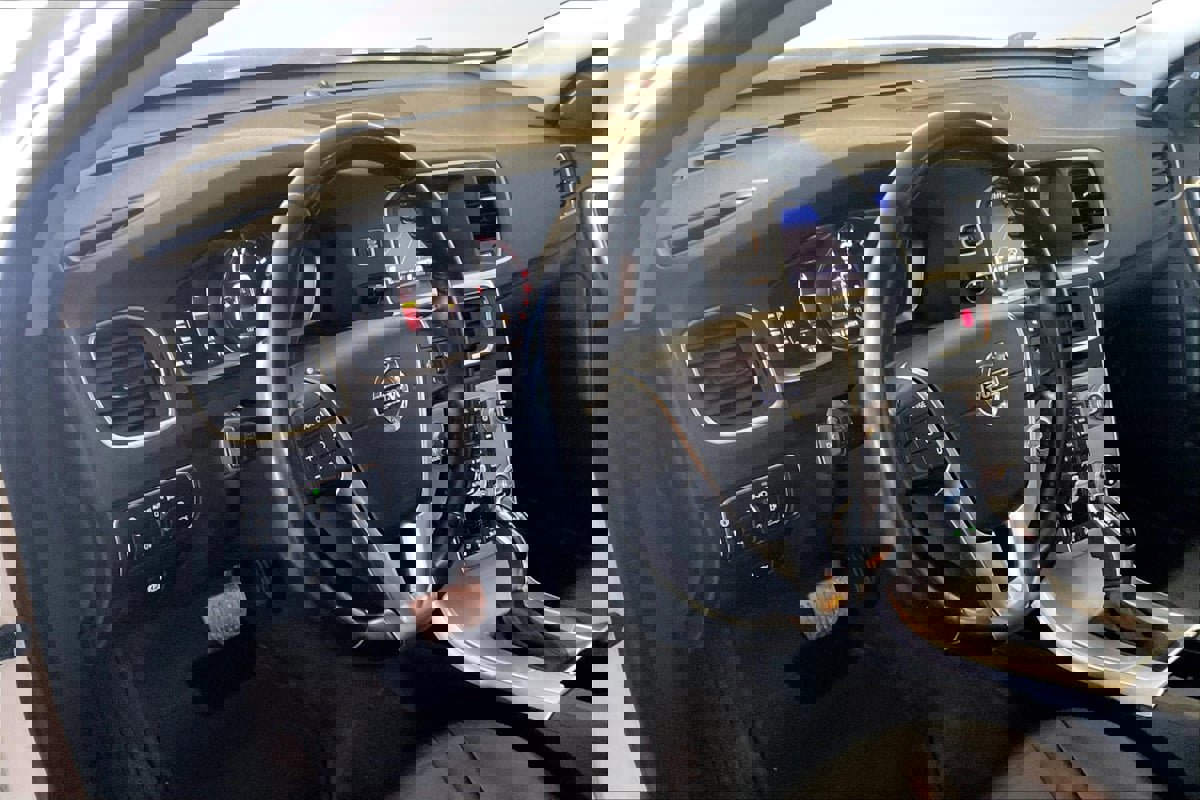 Used 2018 Volvo S60 T5 Inscription image 14