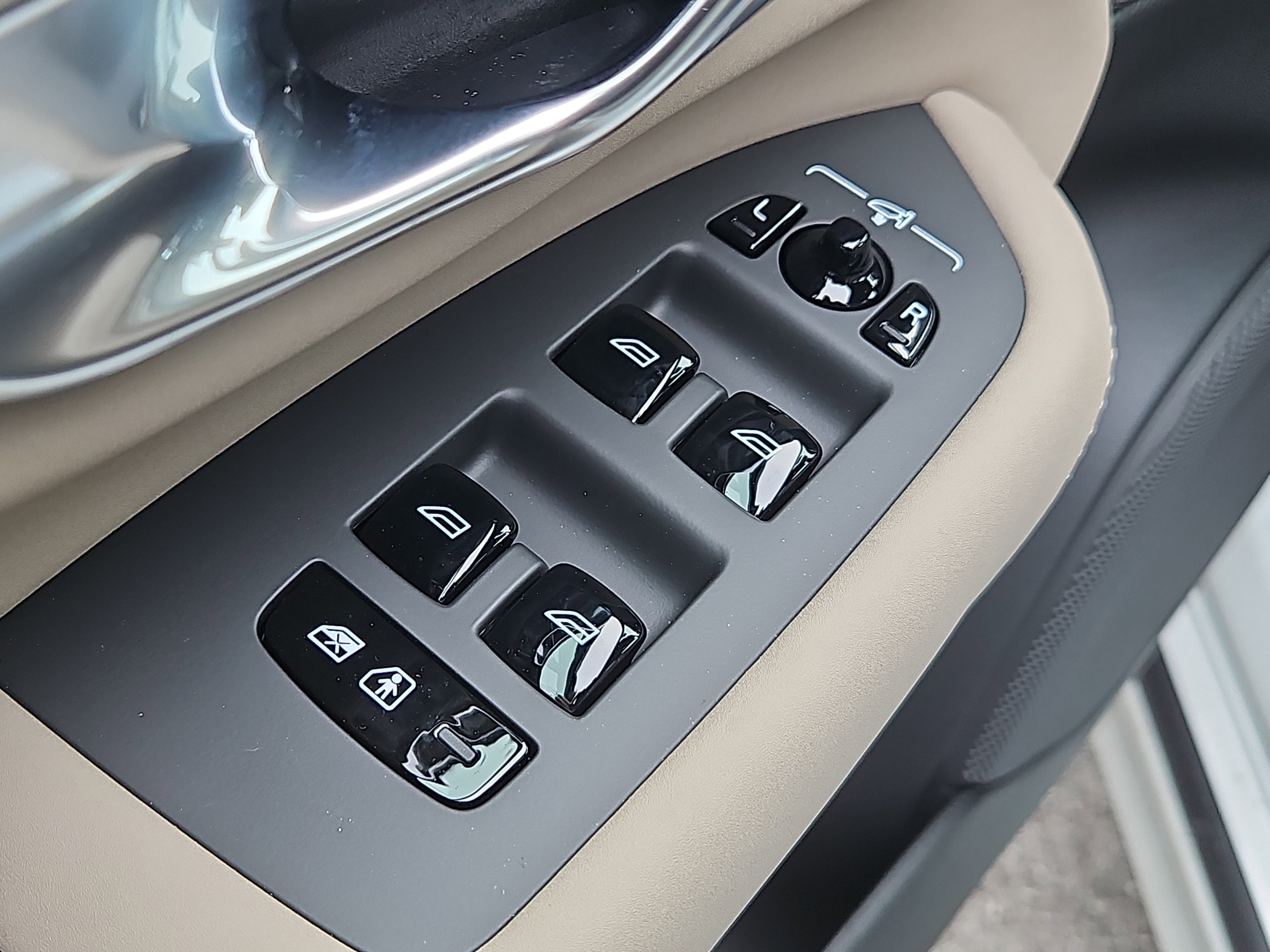 New 2026 Volvo XC90 B6 Plus w/ Protection Package Premier image 18