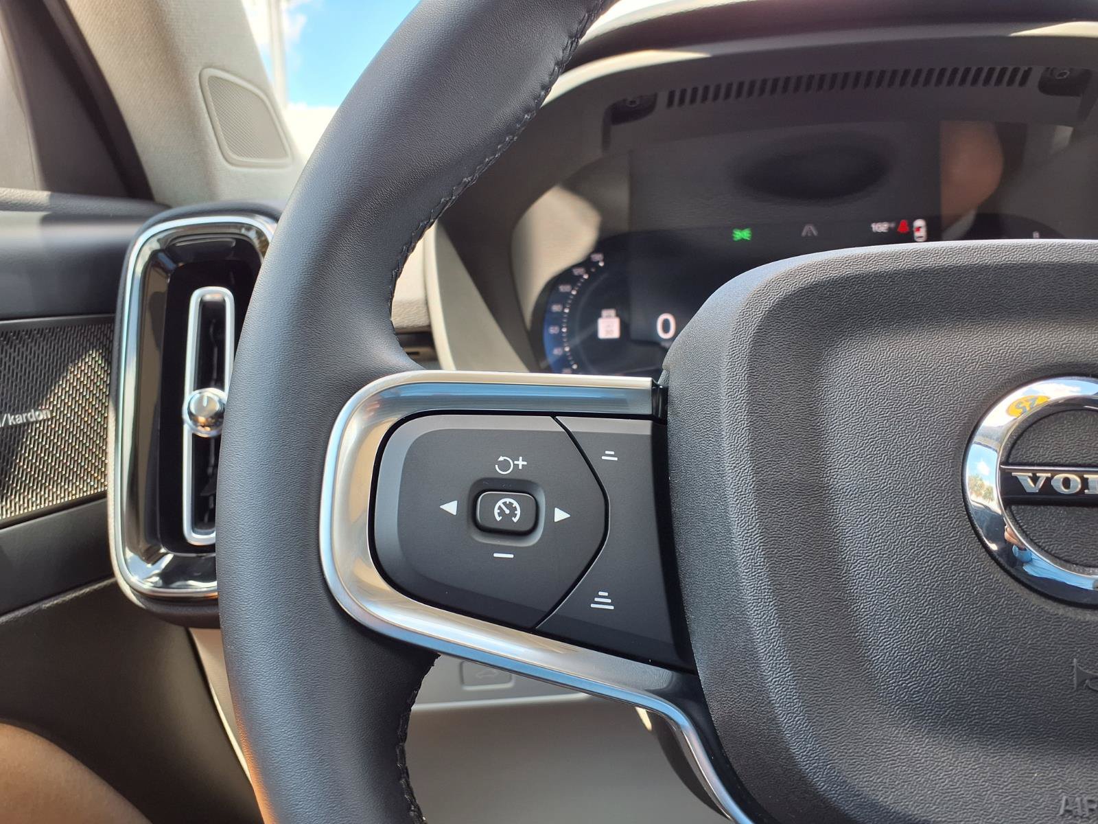 Certified 2025 Volvo XC40 B5 Ultra AWD/4WD image 31