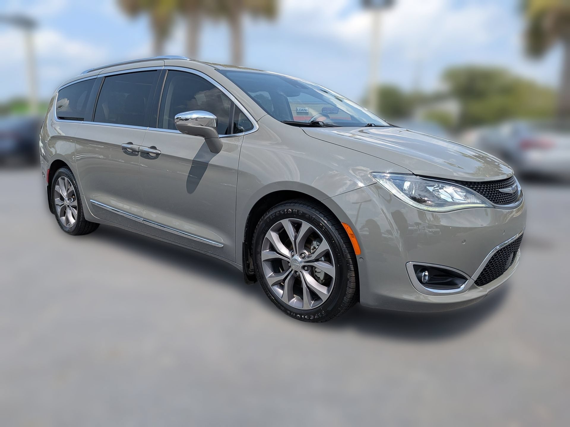 Used 2020 Chrysler Pacifica Limited w/ Tire & Wheel Group FWD image 2