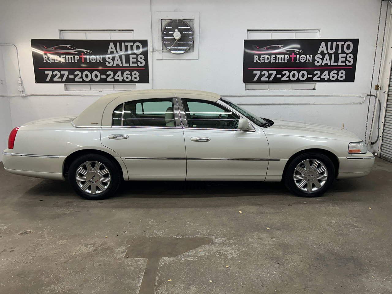 Used 2004 Lincoln Town Car Ultimate RWD image 3