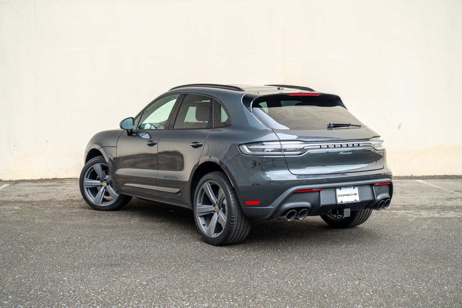 Certified 2025 Porsche Macan AWD/4WD image 3