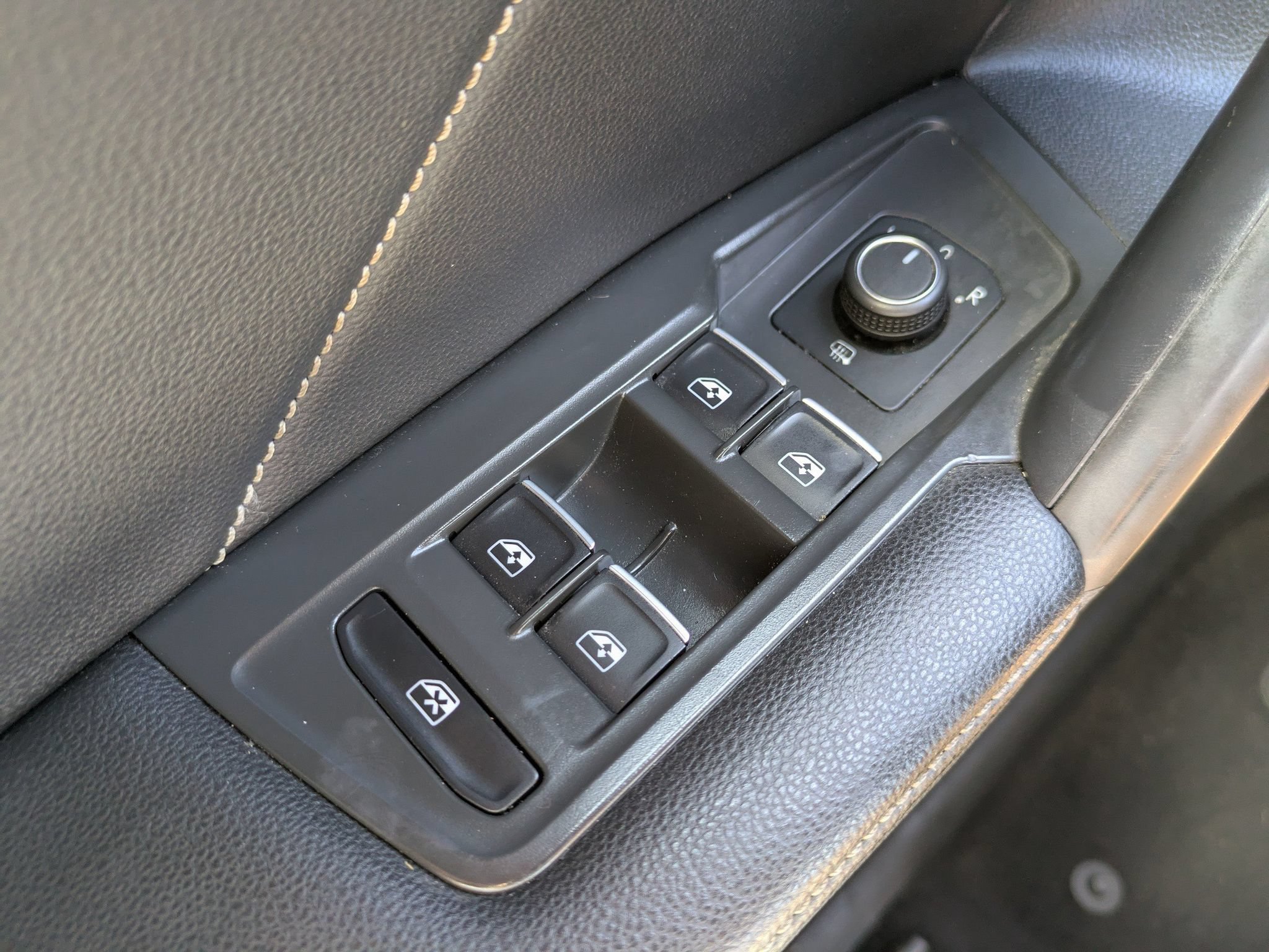 Used 2024 Volkswagen Tiguan SE w/ Panoramic Sunroof Package FWD image 23