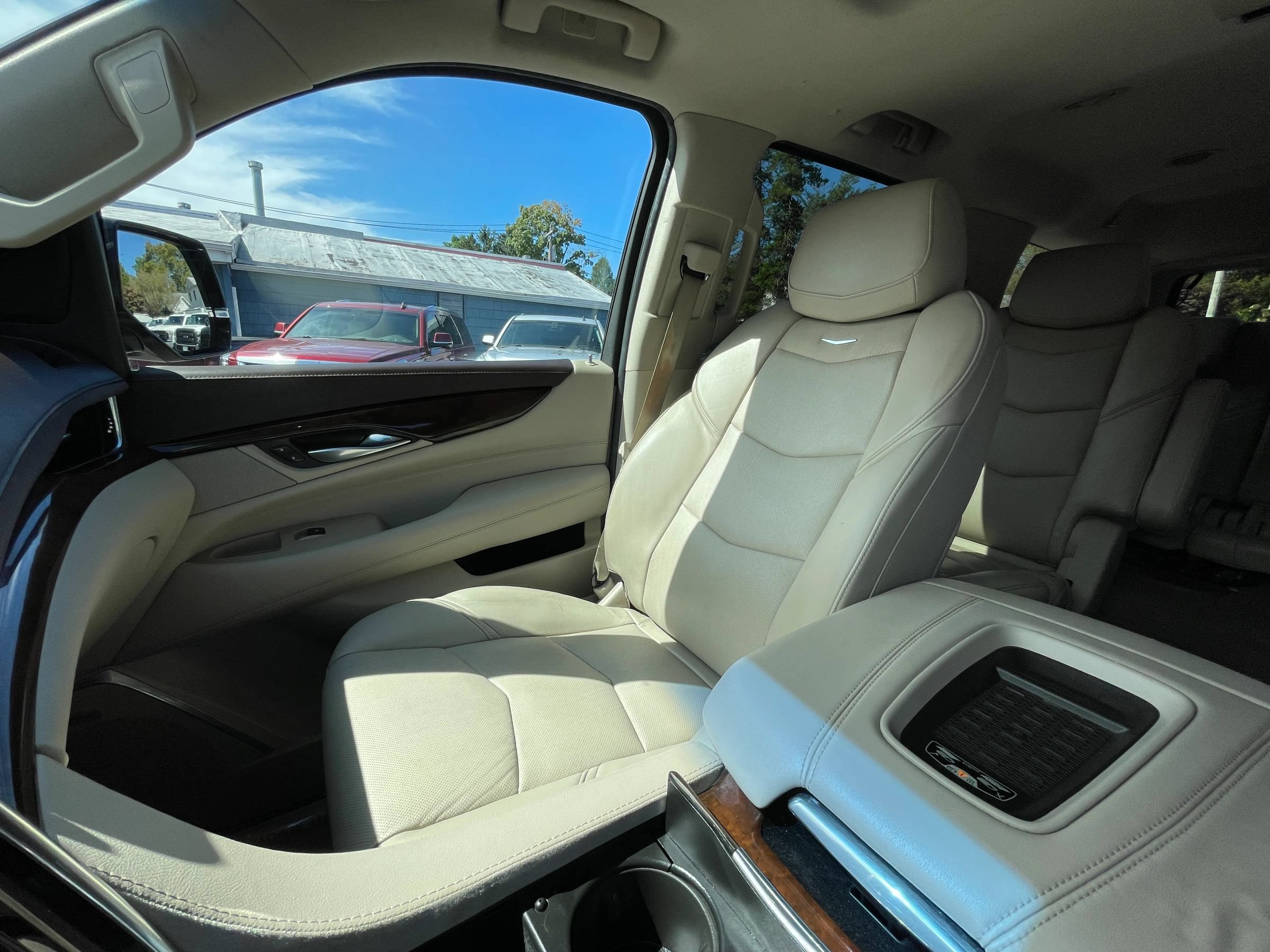 Used 2017 Cadillac Escalade Premium Luxury AWD/4WD image 18