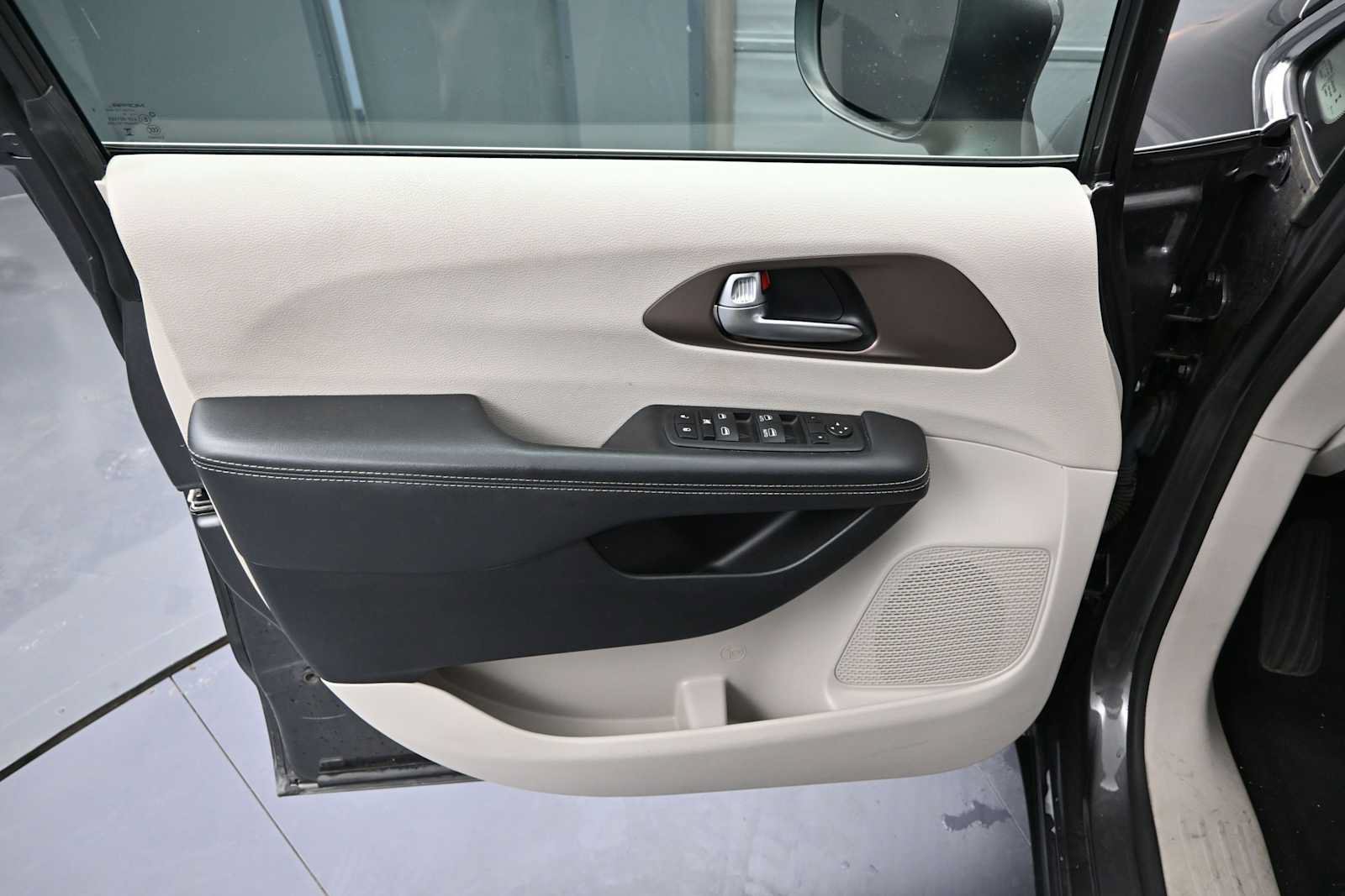 Used 2023 Chrysler Voyager LX FWD image 11