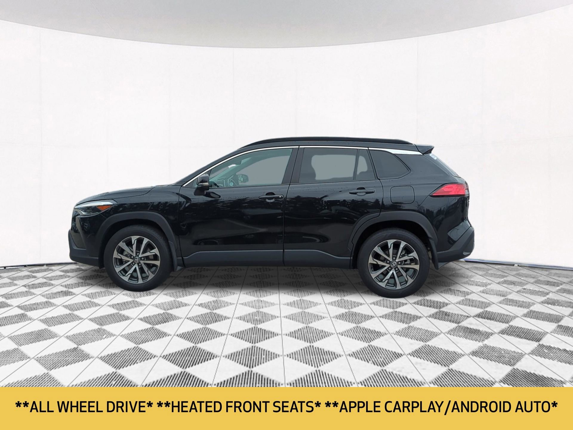 Used 2023 Toyota Corolla Cross XLE w/ Convenience Package image 2