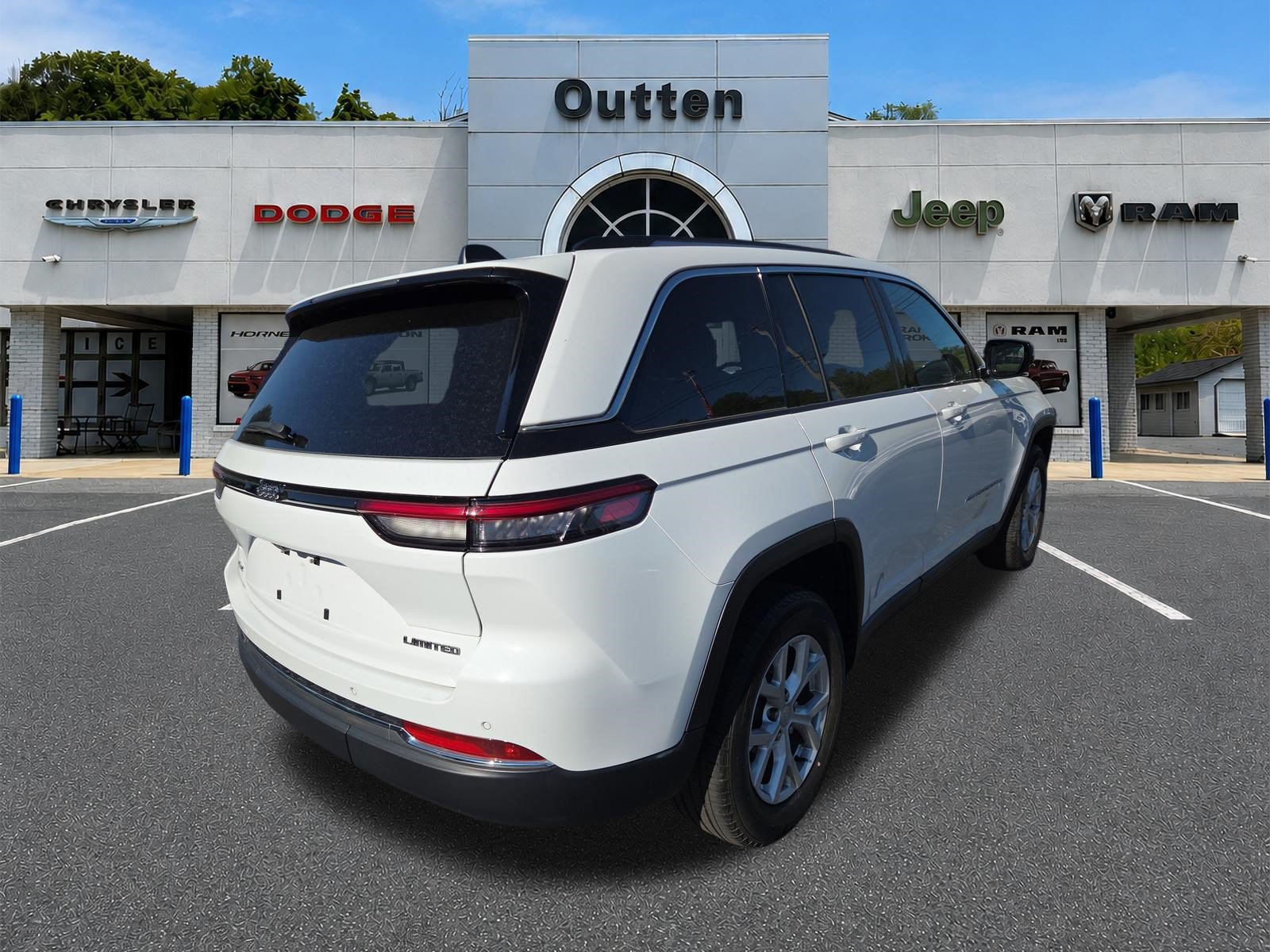 Used 2023 Jeep Grand Cherokee Limited AWD/4WD image 4