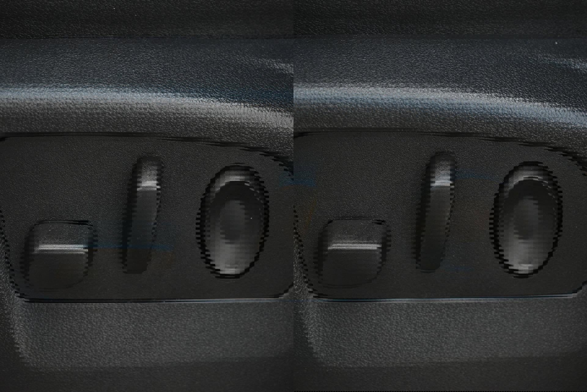 Used 2025 GMC Yukon XL Elevation w/ Elevation Premium Package AWD/4WD image 13