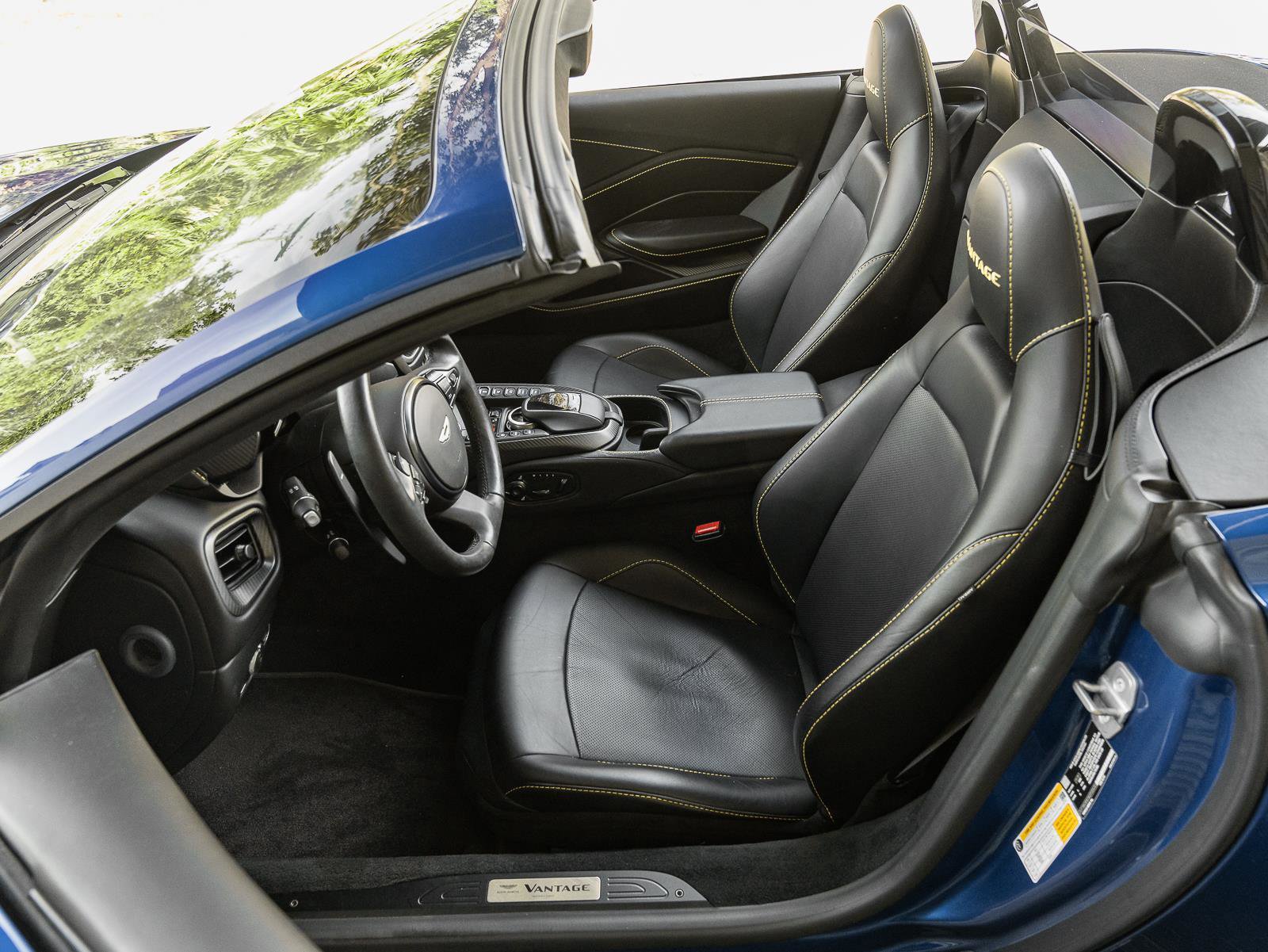 Used 2021 Aston Martin V8 Vantage Roadster image 32