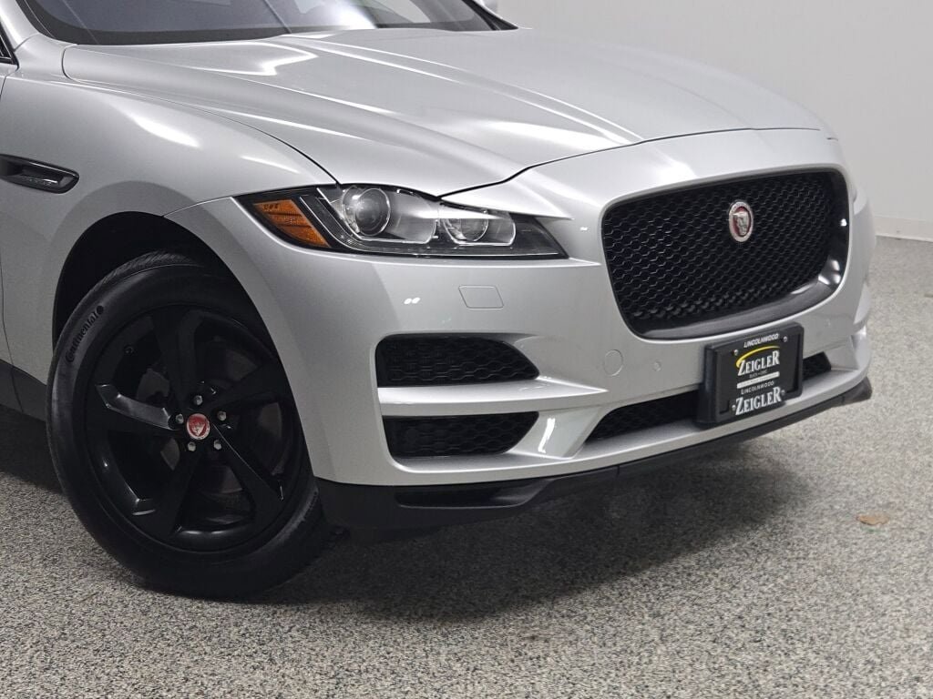 Used 2019 Jaguar F-PACE Premium image 2