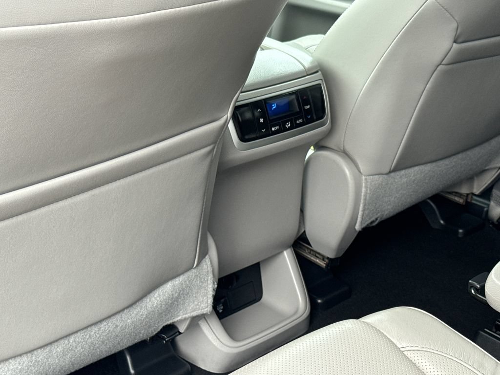 Used 2015 Toyota Highlander Limited AWD/4WD image 38