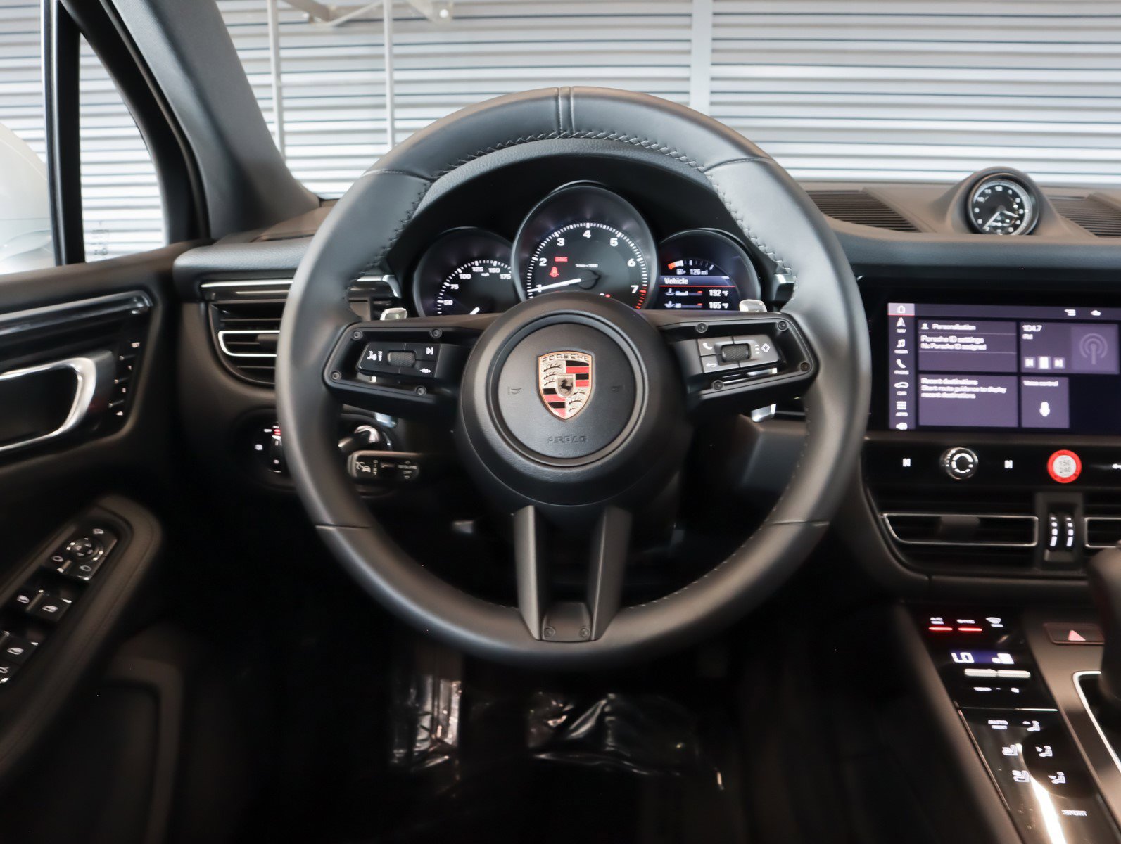 Used 2025 Porsche Macan image 15