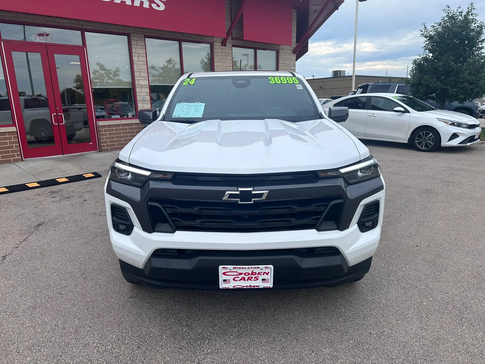 Used 2024 Chevrolet Colorado LT w/ LT Convenience Package III AWD/4WD image 2