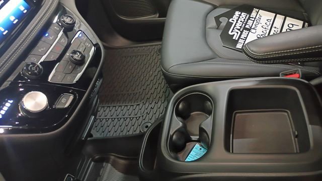 Used 2025 Chrysler Pacifica Select image 17