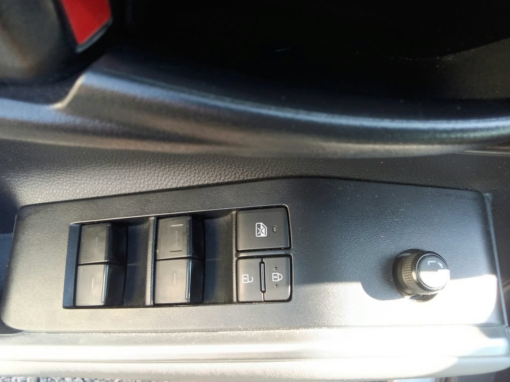 Used 2021 Toyota Highlander L FWD image 18