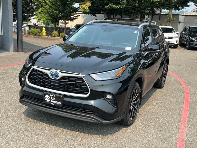 Used 2023 Toyota Highlander XLE AWD/4WD image 3