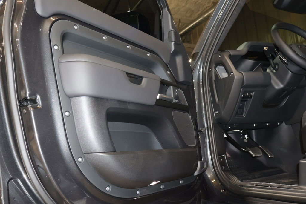 Used 2025 Land Rover Defender 130 V8 image 23