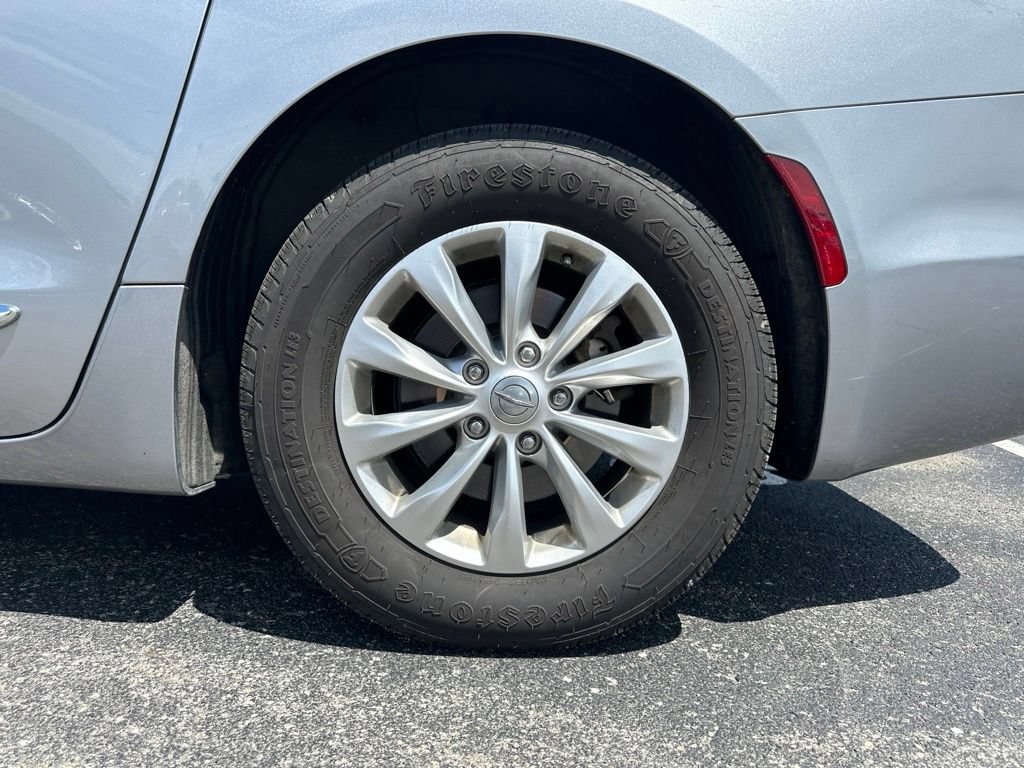 Used 2018 Chrysler Pacifica Touring-L FWD image 4