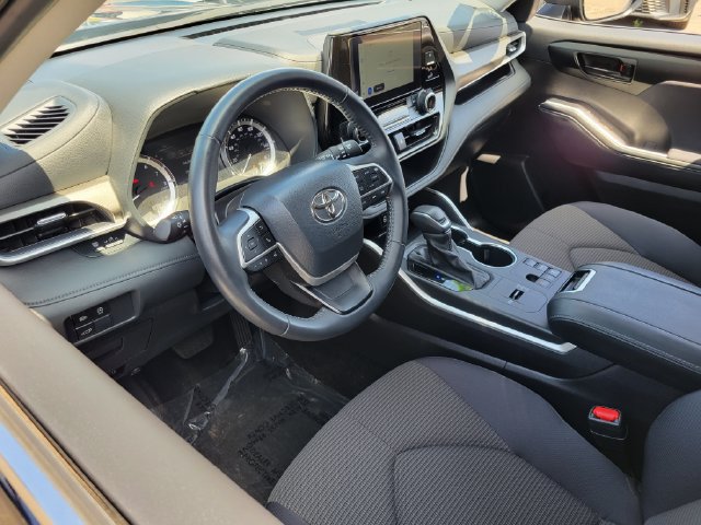 Used 2025 Toyota Highlander LE FWD image 5