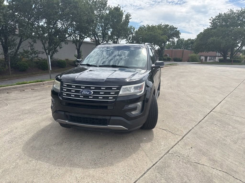 Used 2017 Ford Explorer XLT w/ Equipment Group 202A AWD/4WD image 4