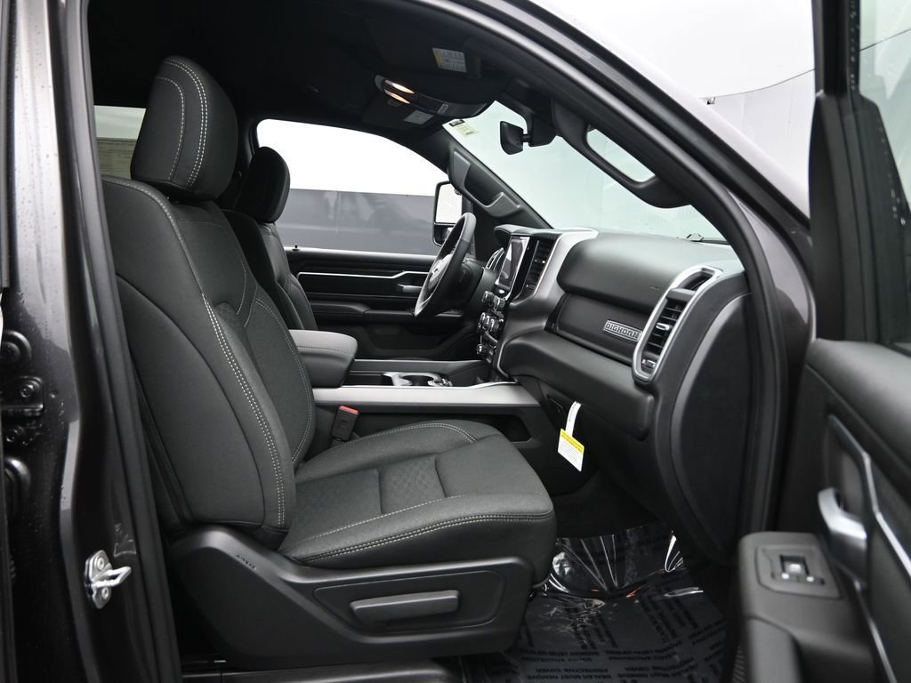New 2026 RAM 1500 4x4 Crew Cab image 32