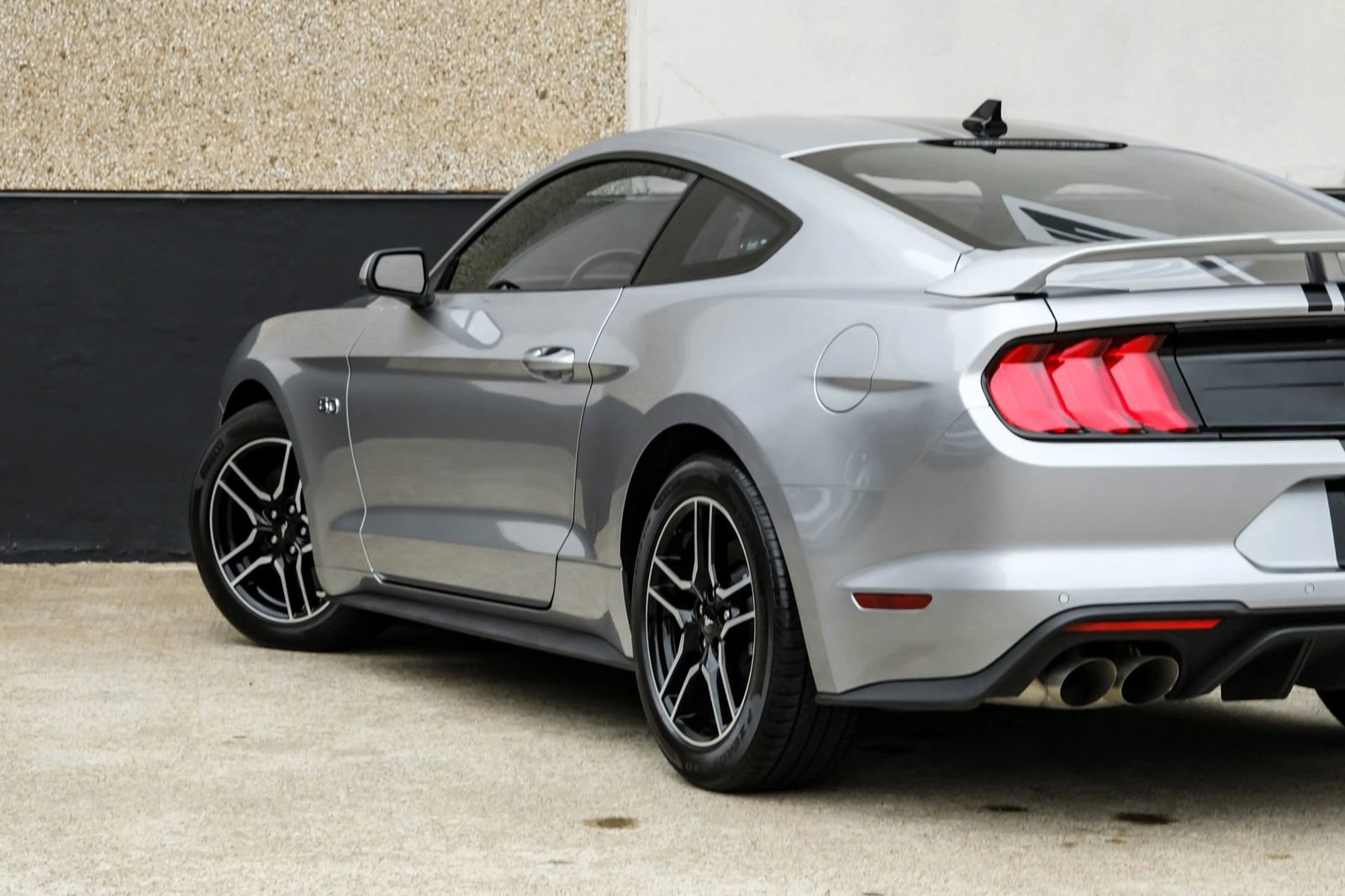 Used 2022 Ford Mustang GT RWD image 16
