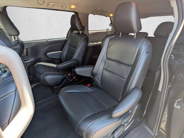 Used 2018 Toyota Sienna SE w/ Carpet Mat Package FWD image 17