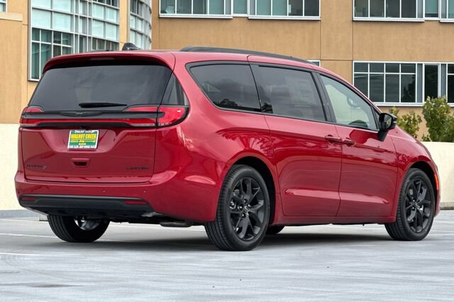 New 2026 Chrysler Pacifica Limited w/ S Appearance Package image 4