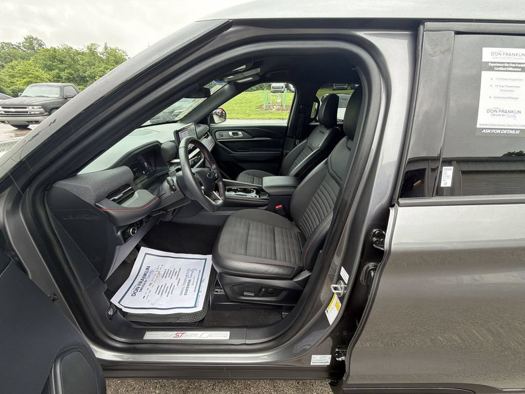 Used 2025 Ford Explorer ST-Line w/ ST-Line Street Pack AWD/4WD image 11