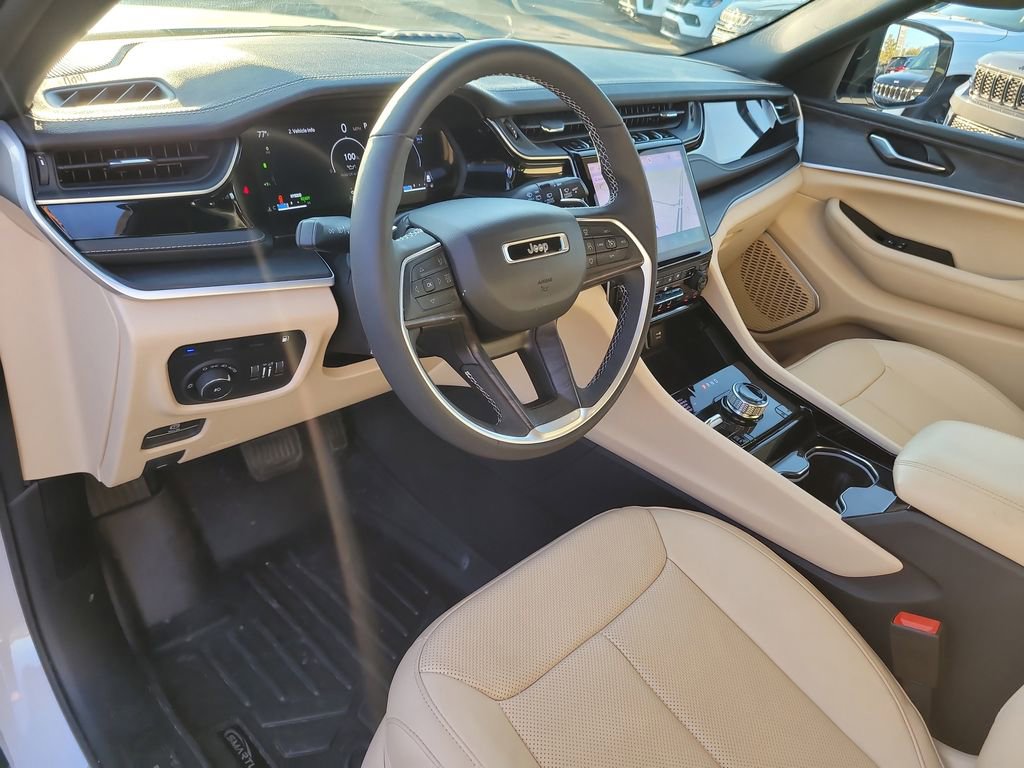 Used 2023 Jeep Grand Cherokee 4WD 4xe w/ Luxury Tech Group II image 17