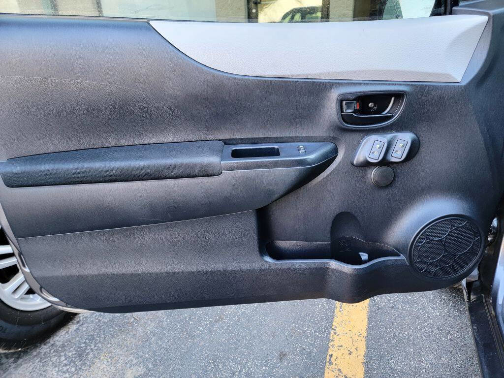Used 2014 Toyota Yaris L image 10