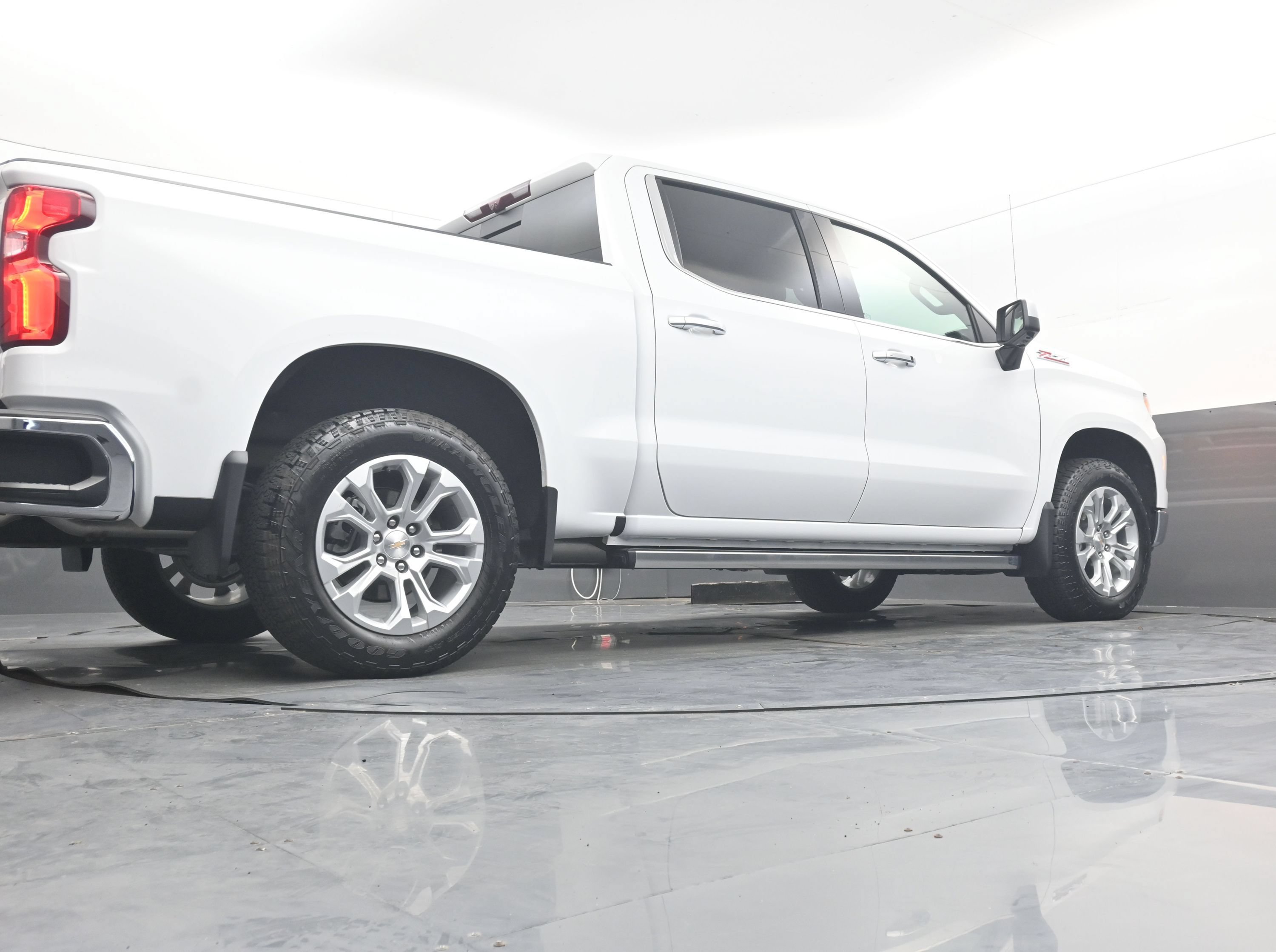Used 2025 Chevrolet Silverado 1500 LTZ w/ LTZ Premium Package AWD/4WD image 25