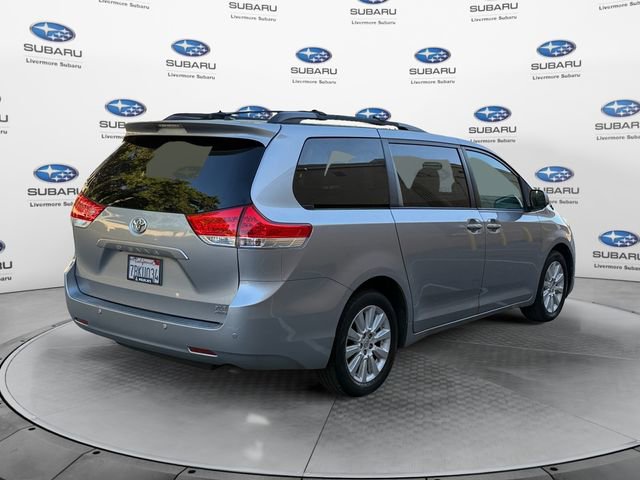 Used 2013 Toyota Sienna XLE w/ Entertainment Pkg image 4