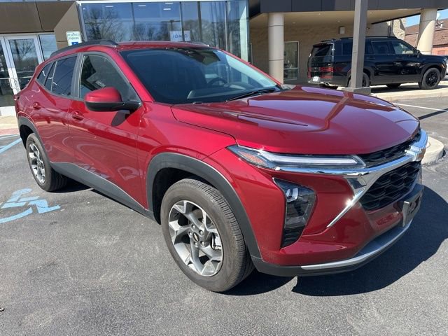 Used 2025 Chevrolet Trax LT w/ LT Convenience Package image 6