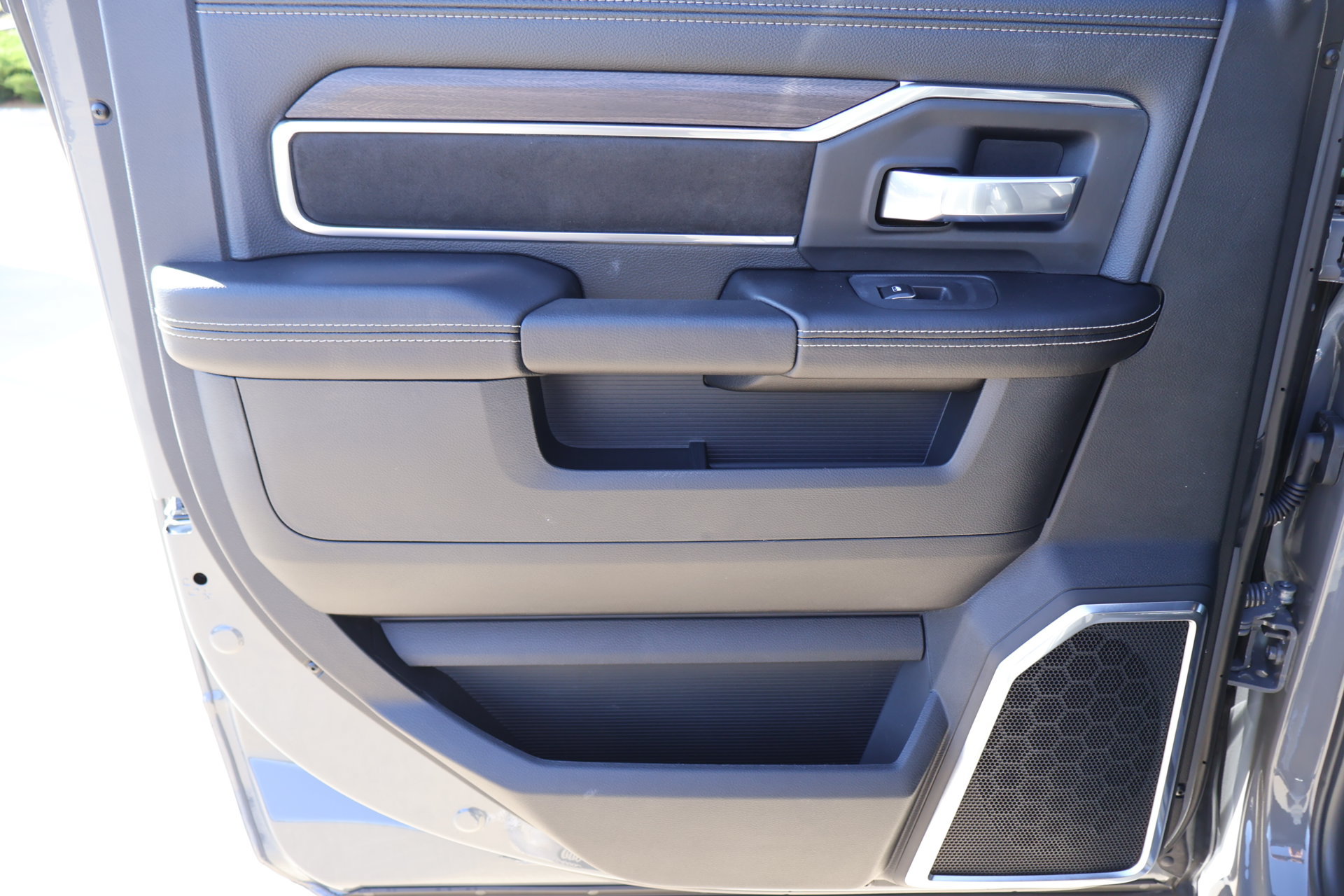 New 2027 RAM 3500 Laramie AWD/4WD image 17