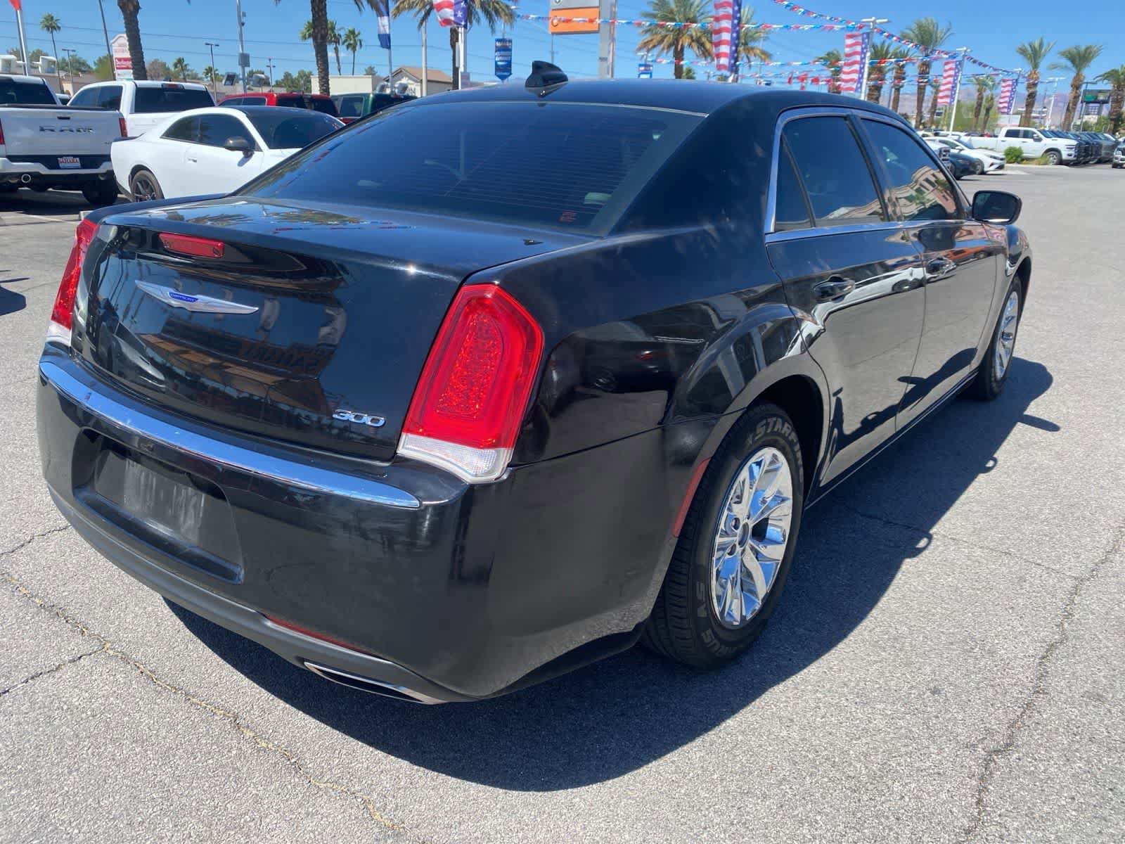 Used 2019 Chrysler 300 Touring RWD image 5