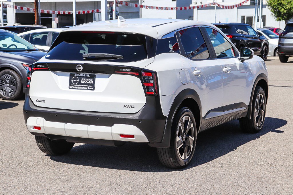Used 2025 Nissan Kicks SV AWD/4WD image 8